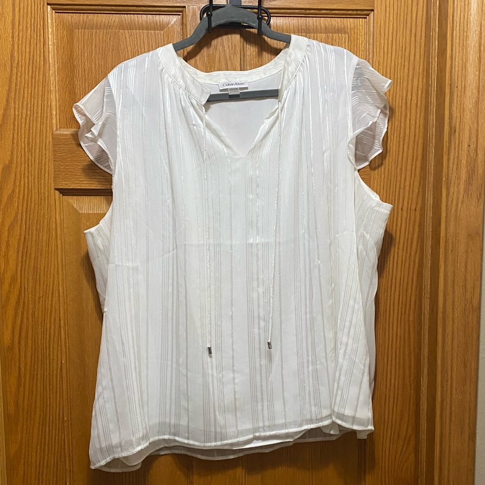 Calvin Klein blouse white with silver stripes.
Lined so not see through
Size 2X